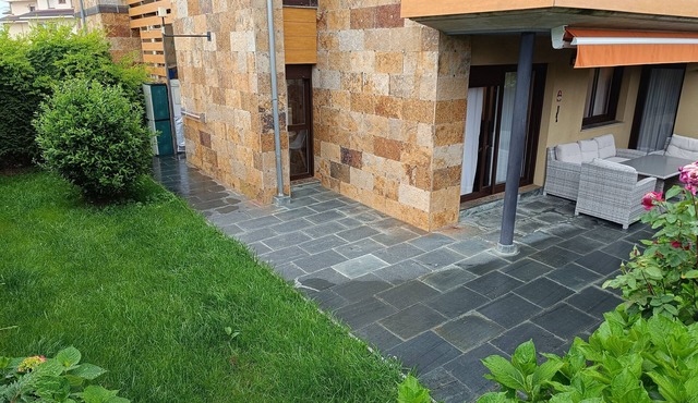 Bajo CON Jardín EN Urbanización CON Piscina