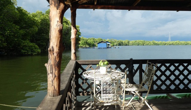 Bakau Hijau Riverlodge - Hostel