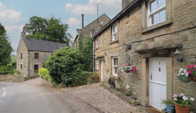 BAKEHOUSE CROFT, pet friendly, character holiday cottage in Longnor