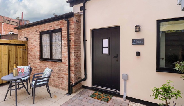 BAKER'S COTTAGE, luxury holiday cottage, with a garden in Beverley
