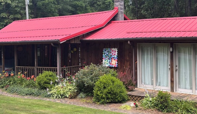 Baker's Cottage - Relax in this quiet mountain cottage by the creek.