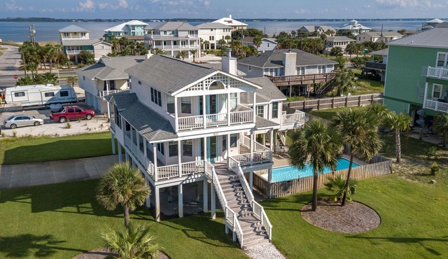 Baker's Dozen Bungalow. Event-Friendly, Private Pool & Dog-Friendly.