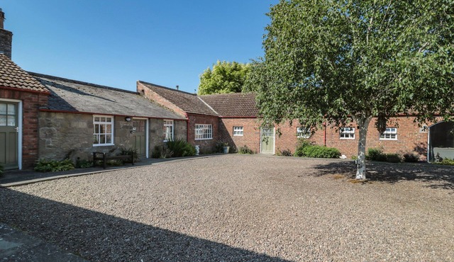 BAKERS COTTAGE, pet friendly, with a garden in Cornhill-On-Tweed