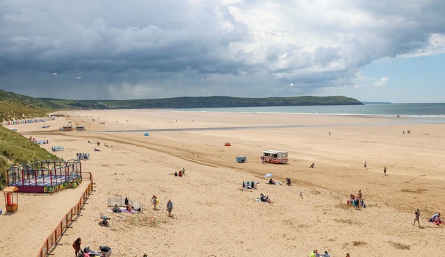 BAKERS COTTAGE, family friendly, with open fire in West Down