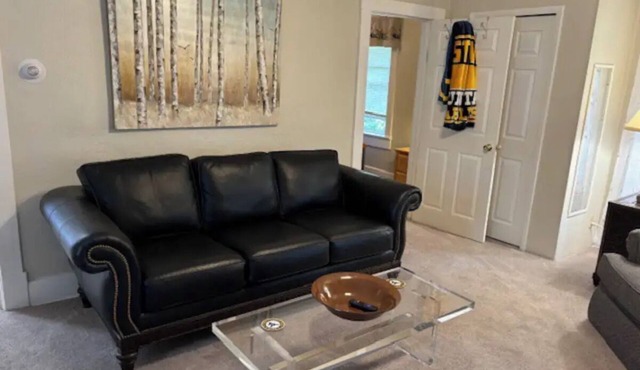 Bakers Ridge Cottagen- Near WVU Evansdale Campus, hospitals, stadium, & coliseum