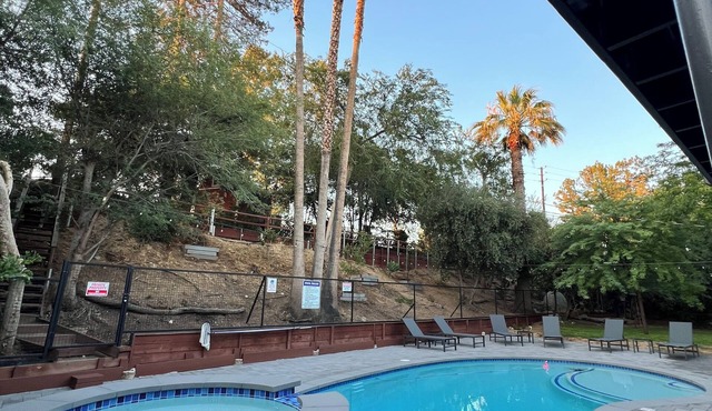Bakersfield Luxe Stay- Private Spa Vibes Stylish & Serene