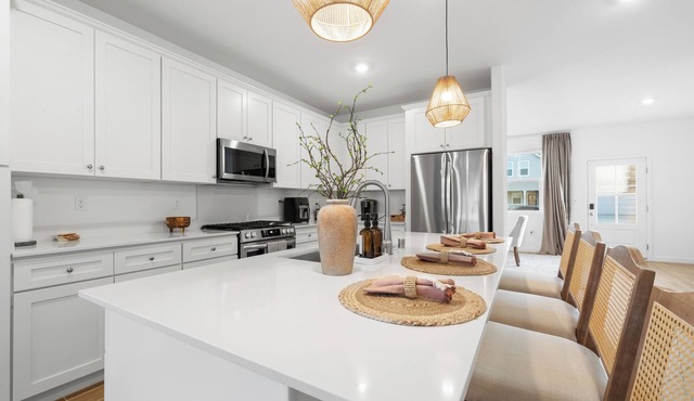 Bakersfield New NW Home – Fully Furnished & Ready. Upscale + Kitchen Amenities