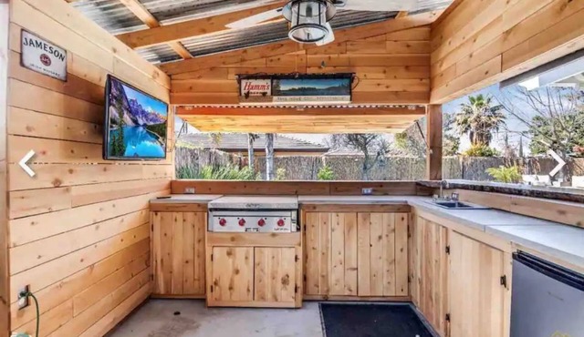 Bakersfield Outdoor Oasis - Kitchen, Bar, Pool, Spa, Fire