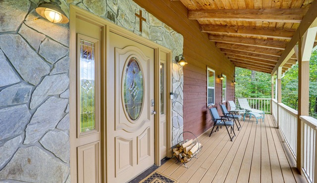 Bakersville Retreat w/Deck, Fire Pit & Grill!