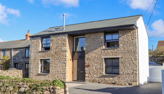 BAL AN MOR, pet friendly, character holiday cottage in Pendeen