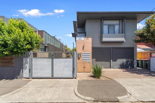 Balaclava City Hub by Ready Set Stay