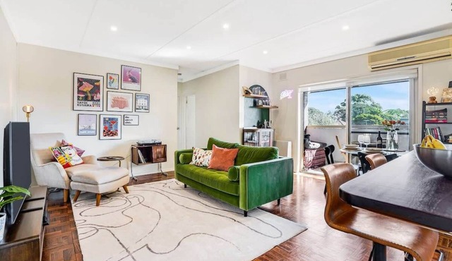 Balaclava Top Floor Apt with CitySkylineView & Parking