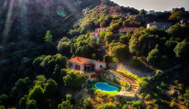 Balagne between sea and mountains: spacious villa, heated swimming pool, beach a