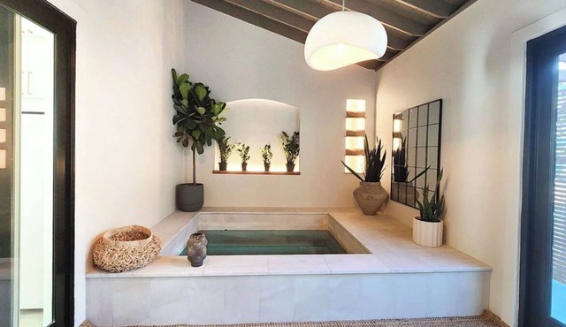 Balance-Hot Tub, Spa, Cabin in Medicine Park, King Beds, Gym, Sauna and WIFI