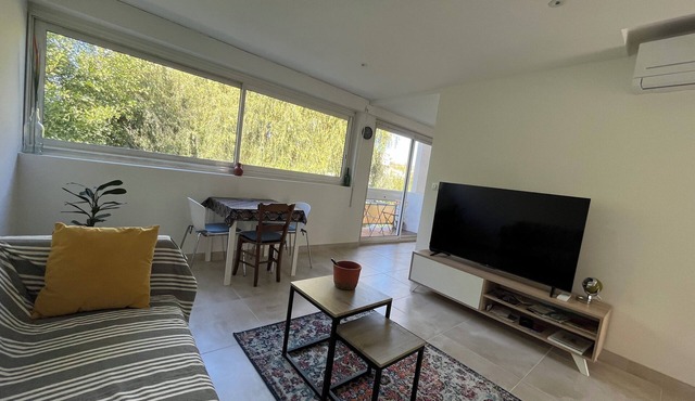 Balcon sur la Rivière Face à la Vieille Ville