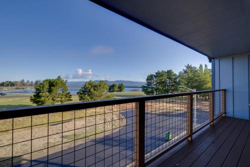 Balconies w/Scenic River Views: Hammond Townhome!
