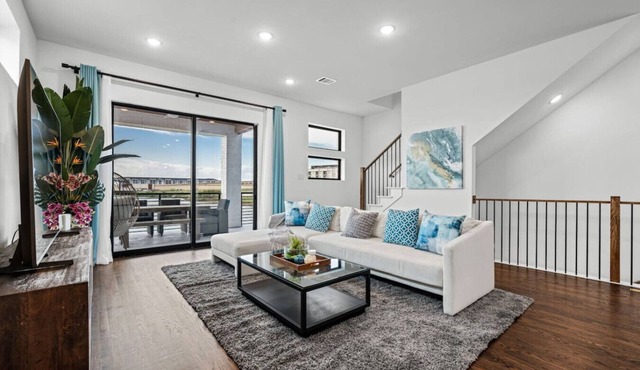 Balcony 3BR Retreat with Lake View