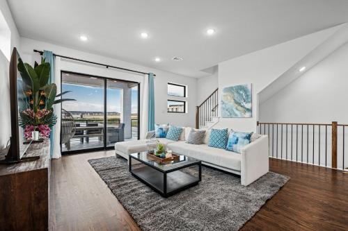 Balcony 3BR Retreat with Lake View