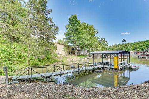 Balcony and Fire Pit Home on Lake of Ozarks!