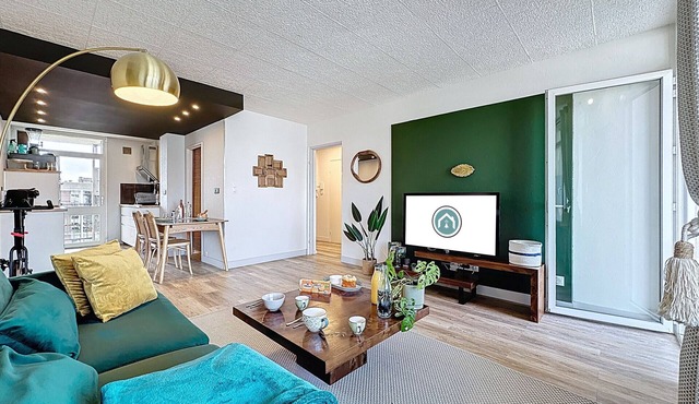 Balcony and sea view: attractive 2-person apartment*Ty Mor*.