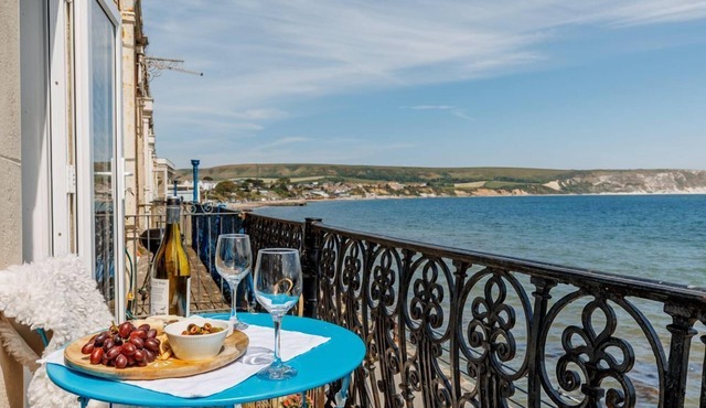 Balcony Apartment, Swanage. Sleeps 4 & baby