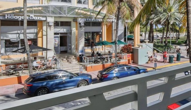 Balcony Chic Apt, w/2 Queenbeds, on Ocean Dr Beach
