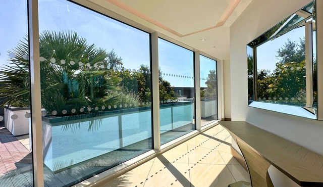 Balcony City Views + Rooftop terrace 1GB Wifi perfect for business travel