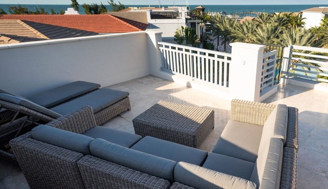 Balcony Dining Space & Roof Top Deck- Marlin Bay