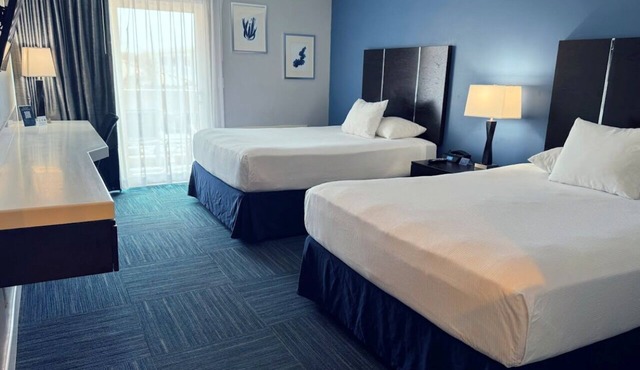 Balcony Family Suite with Free Parking Near the Pier, Shops and Dining