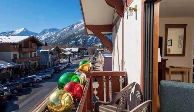 Balcony Fireplace King Room – Cozy Leavenworth Retreat