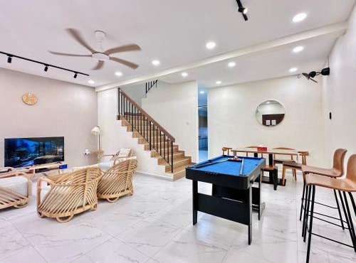 Balcony house JB Taman Sentosa 16 Pax