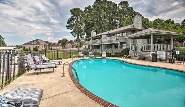 Balcony & Lake Access: Hot Springs Getaway!