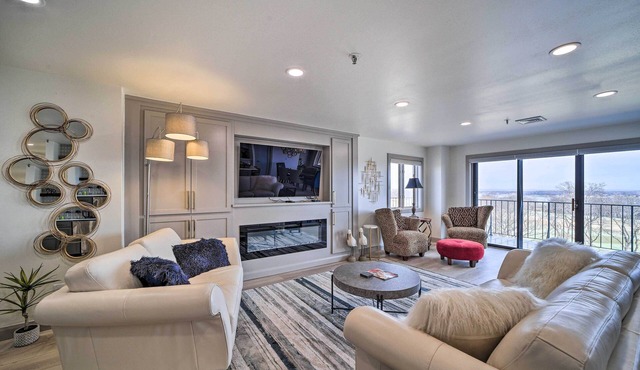 Balcony & Lake View: Modern Condo in Monkey Island