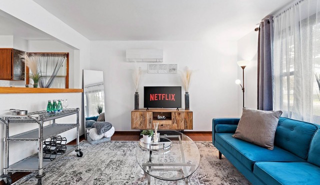 Balcony/Patio/Separate Fenced Yard + Beach, Park & Downtown+close to Chicago