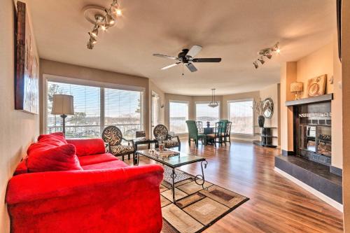 Balcony, Pool and Hot Tub Cozy Condo in Arkansas!