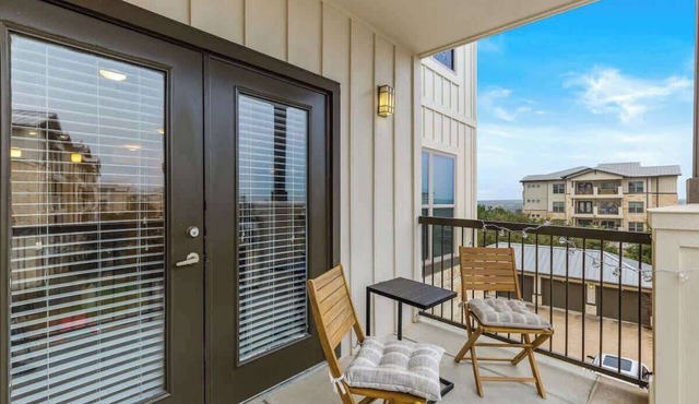 Balcony+ Pool + Free Parking + Theater Access|1b1b