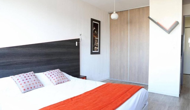 Balcony Retreat Near Versailles, Orly Airport and Paris Metro Connections