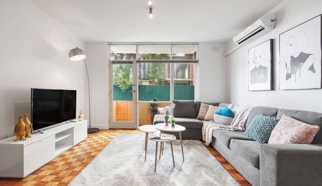 ☆ Balcony Retreat w/50" TV & Netflix! ☆