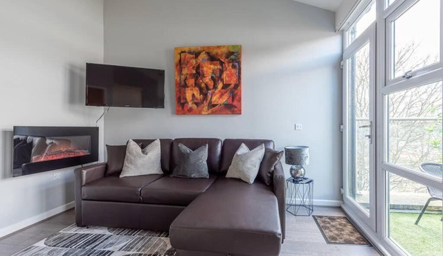 Balcony River View Close to Heritage Saltaire