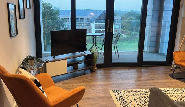 Balcony View Apartment- Sleeps 5 & Private Parking