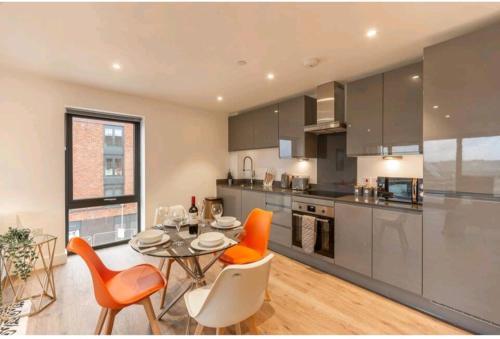 Balcony View Apt Free Parking Sleeps 5