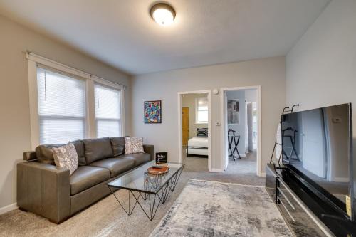 Balcony & Workspace! Apt 5 Mi to Dtwn Pittsburgh