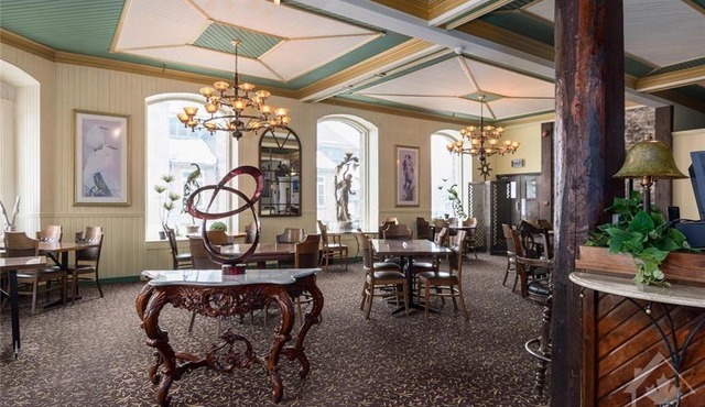 Baldachin Inn
