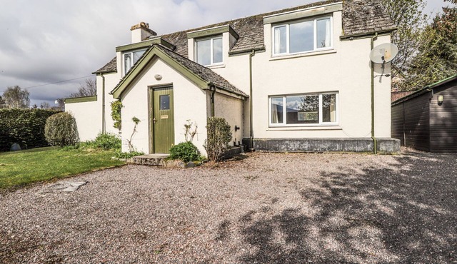 BALDOW COTTAGE, pet friendly, with open fire in Kincraig