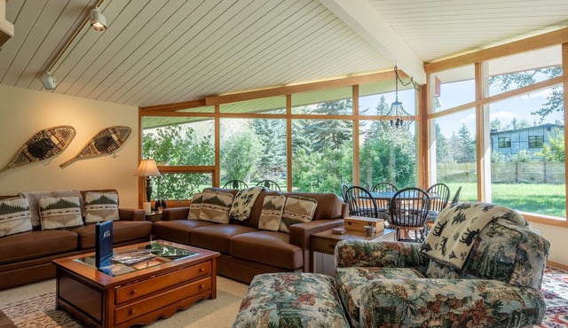 Baldy View Home - Sunny Home with Mountain Views & Large Private Yard.