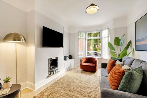 Balfour House - Air Host & Stay - Sleeps 8, free parking