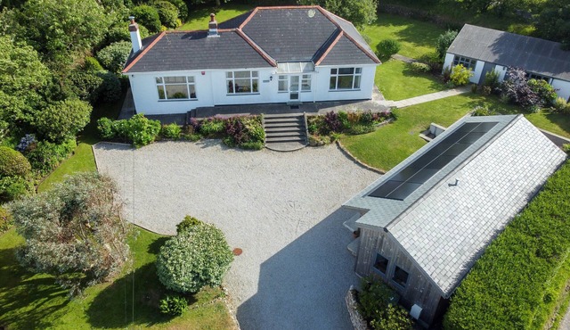 Balglaze, beautiful house & Cabin, large garden, near beach & village amenities