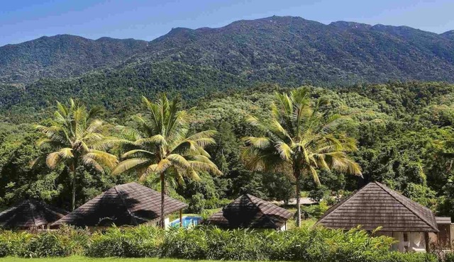 Bali HainA private retreat on acreage, close to town, ocean & the rainforest
