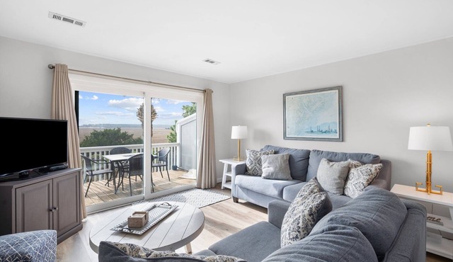 Bali Retreat: 180° Ocean and Hunting Island Deck Views