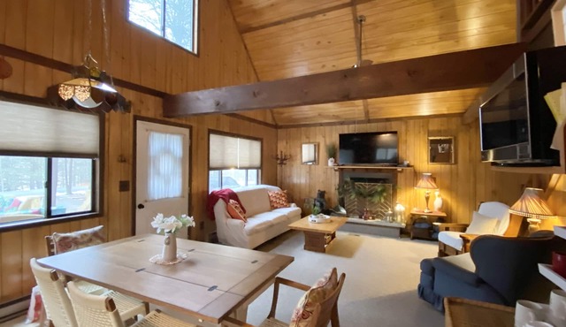 Bali's Cottage - Wallenpaupack Lake Estates - Pools, Fireplace, Fire Pit, Marina